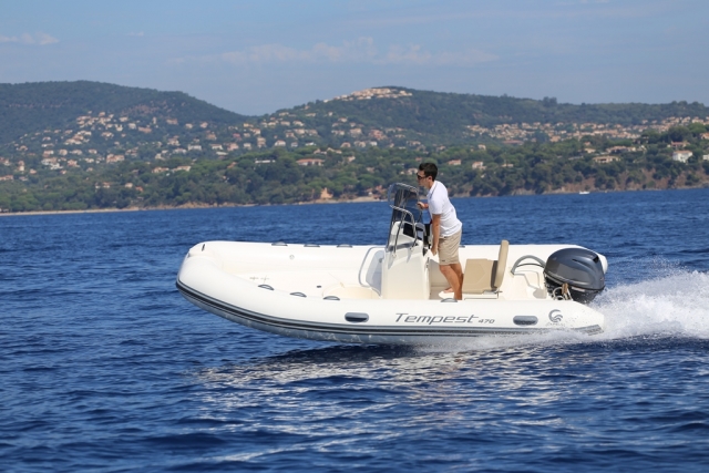 Pilotando el barco sin tener licencia
