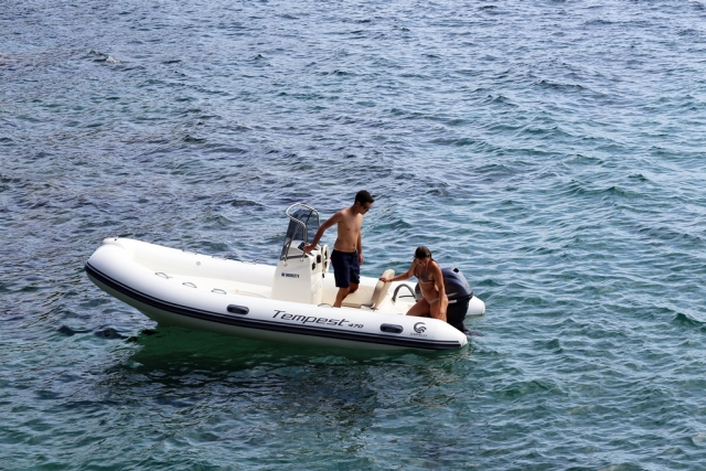 Barco con escaleras para bajar al agua