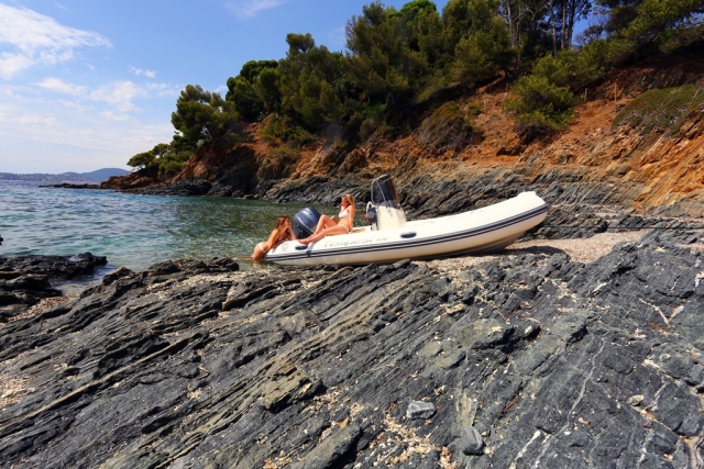 Parada para tomar el sol en una cala