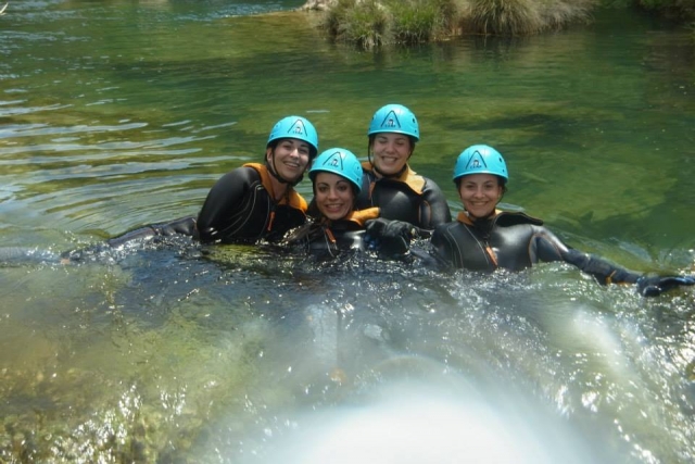 Chicas disfrutando del barranquismo
