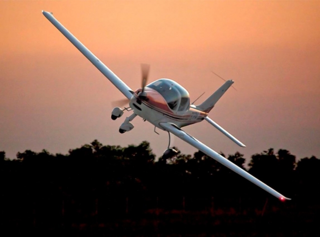  Petit avion tournant dans les airs 