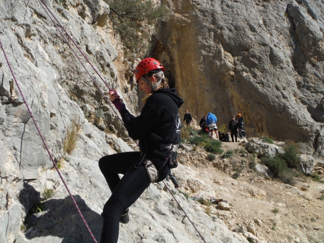 Chica iniciando la escalada