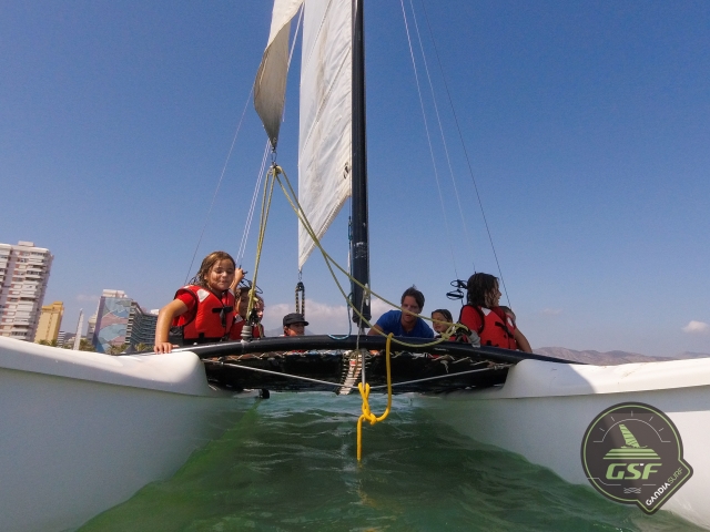 Disfrutando de unas clases de vela