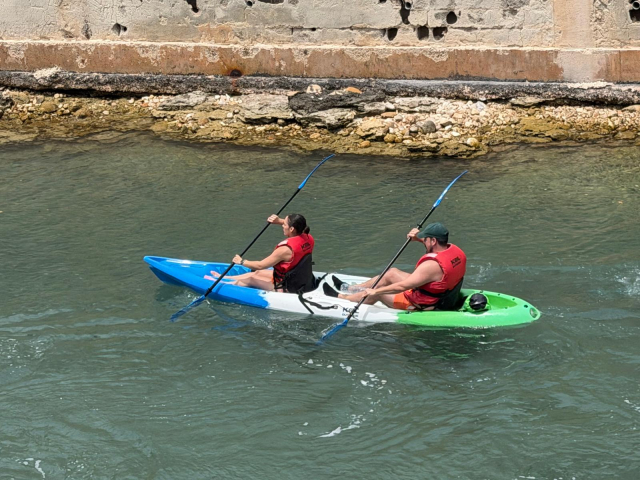  Kayak à travers l'embouchure de la rivière Gorgod