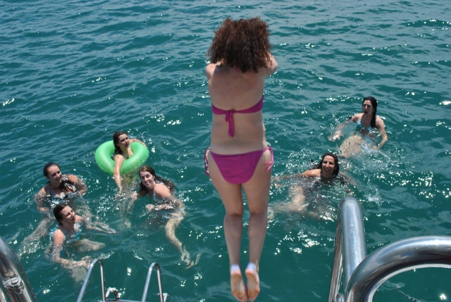  Una nuotata in acqua alto mare 