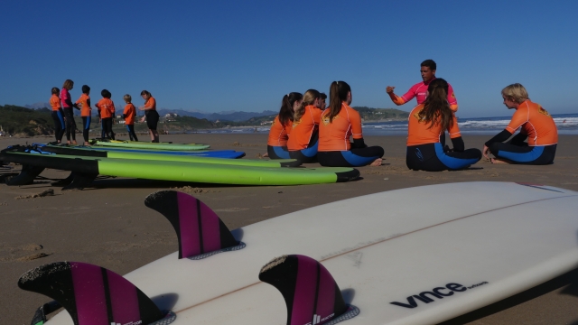 Insegnante che insegna lezioni di surf 