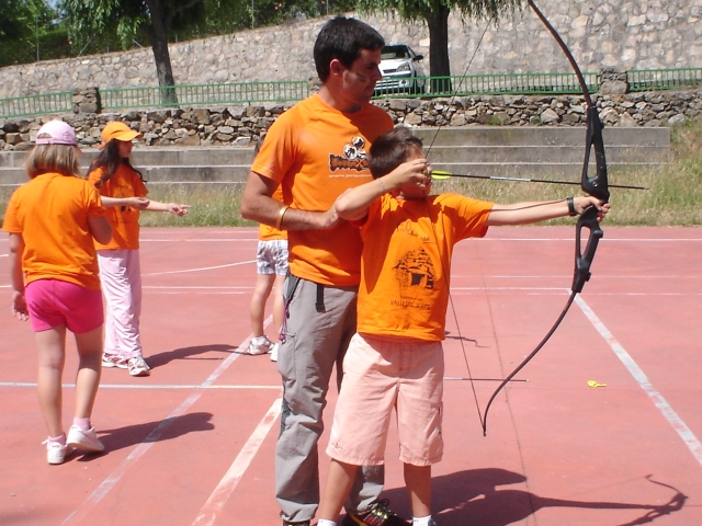 Apuntando en el jalo con arco