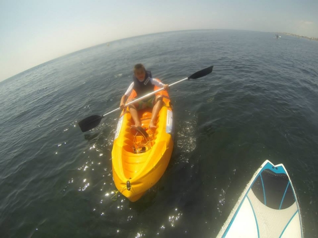 Niño en kayak