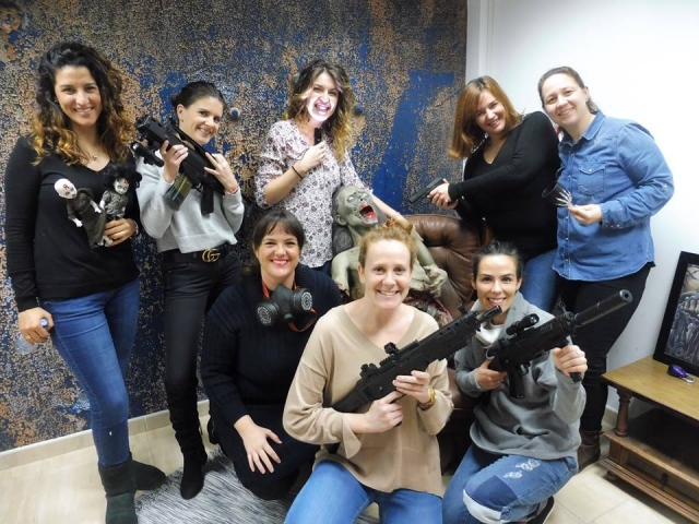 Grupo de amigas contra los zombis