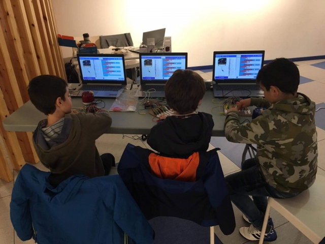  Drei Kinder versammelten sich um ihre jeweiligen Computer 