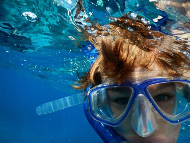 Chico con la mascara para snorkelear
