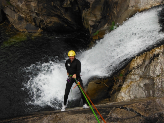 Descenso por la cascada con cuerdas