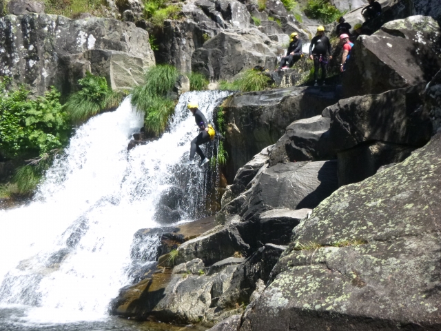 Saltando desde las rocas