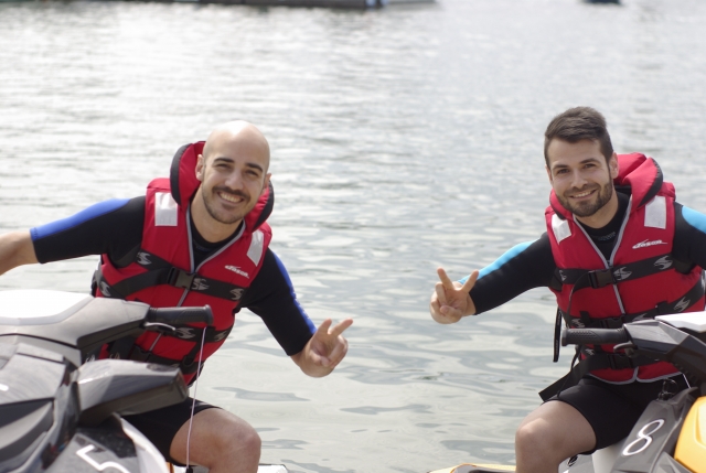  Giro in moto d'acqua con gli amici 