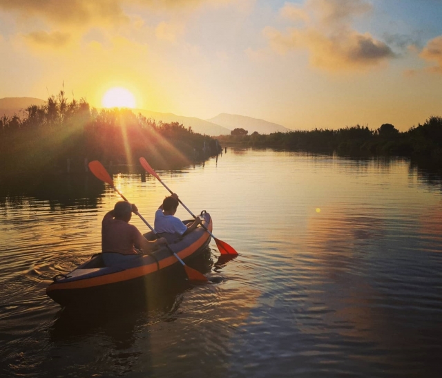  Remando in kayak 