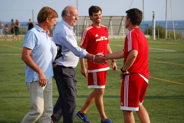 Vicenle del Bosque con el equipo tecnico del campamento