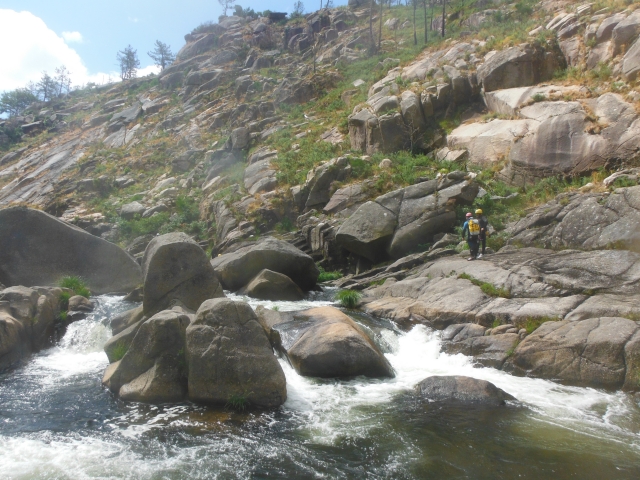 埃扎罗瀑布 (Ezaro Waterfall) 的河流景观 
