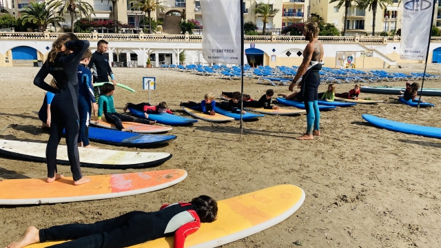  Kinder während eines Surfkurses 