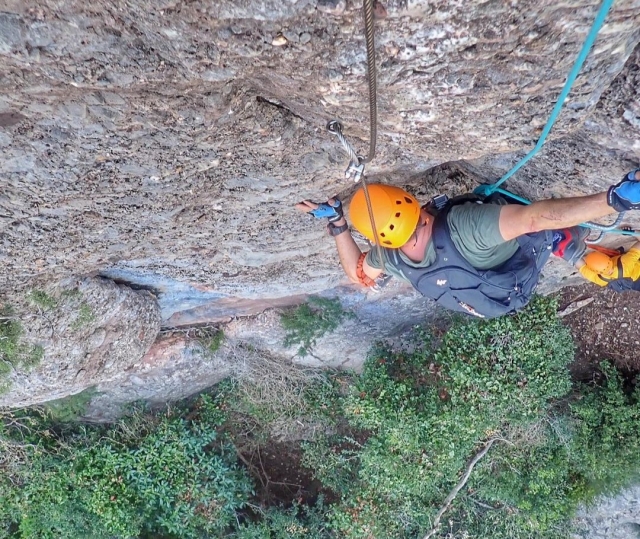  Escalader les parois de la via ferrata 