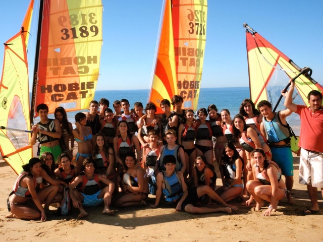 Grupo posando en la playa
