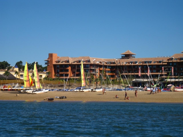 Playa y flota de barcos
