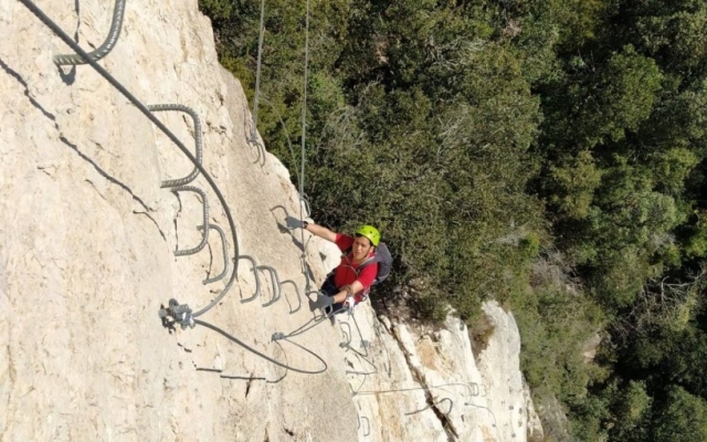 Subiendo por las grapas de la vía ferrata