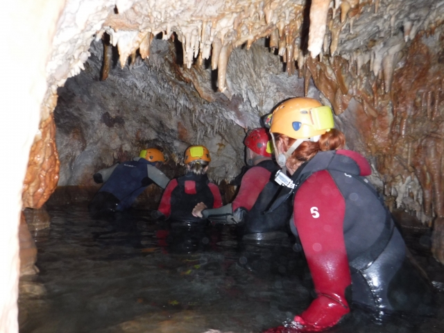  Groupe à l'intérieur de la grotte 