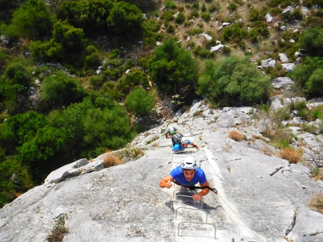 Salita sulle staffe nella roccia 