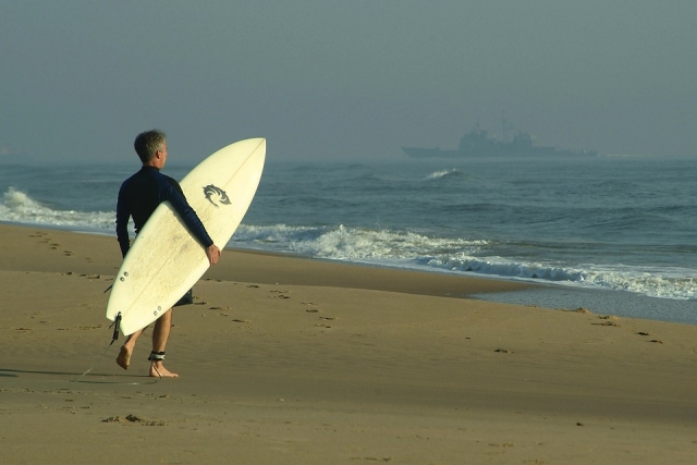  Surfista con tavola a riva 