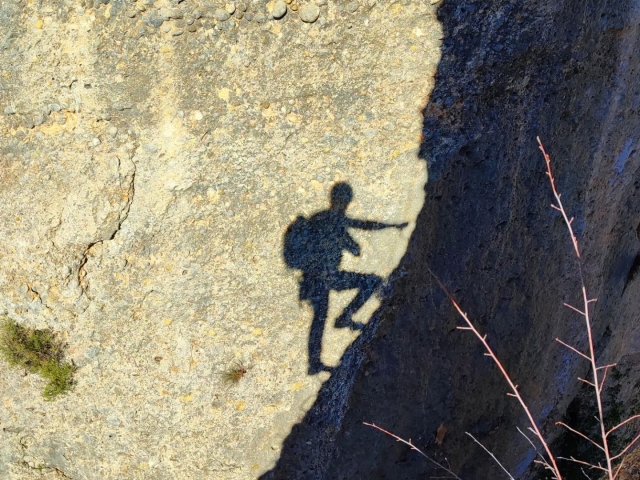  Steigen Sie die Klammern des Klettersteigs hinauf 