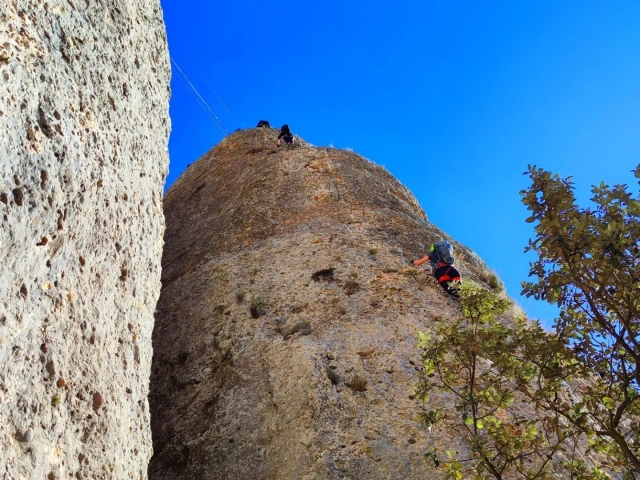  Erklimmen Sie die Felswände des Klettersteigs 