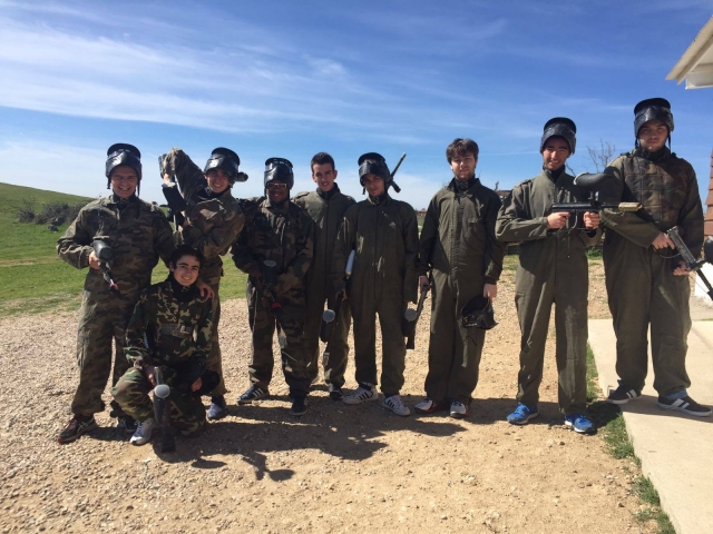 Jugadores con monos para paintball