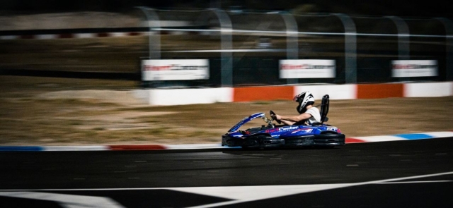 Acelerando en la curva con el kart