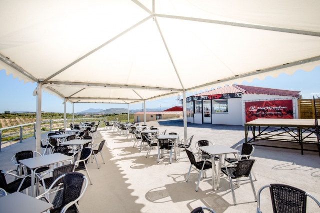 Terraza en el circuito de karting