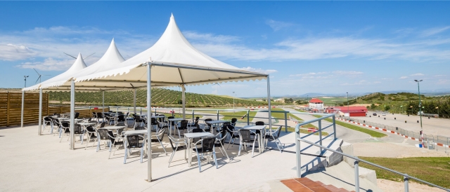 Terraza con vistas a la pista de karting