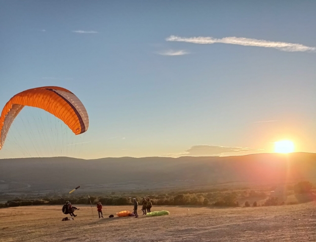  Landung mit dem Paraglider bei Sonnenuntergang 