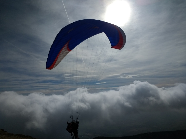 Kurzer Paragliding-Flug 