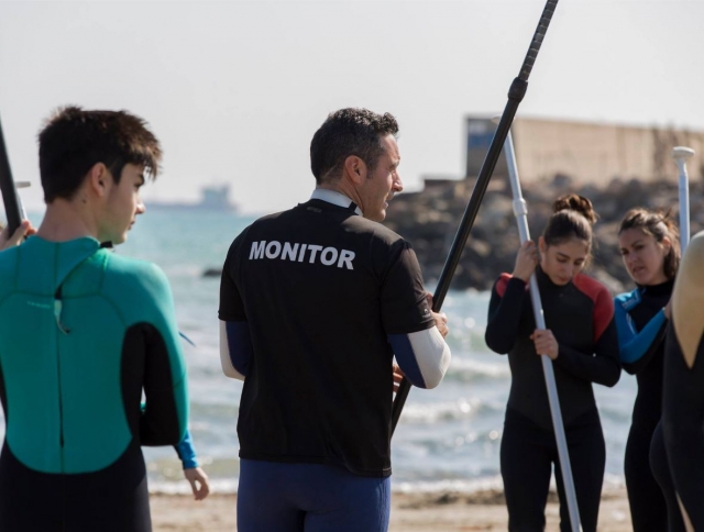  Monitor explicando como usar o paddle 