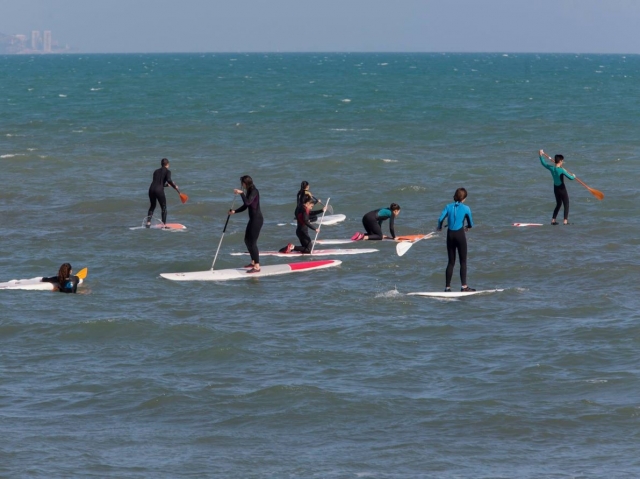  Praticando paddle surf 