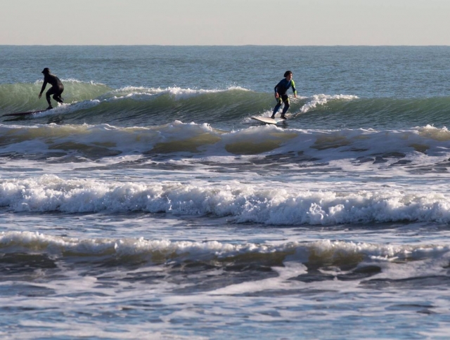 Holding on to the surfboard 