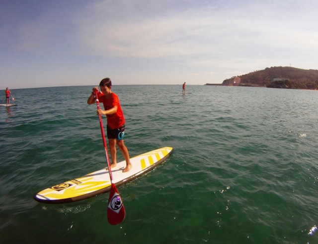 Jovem aventureiro praticando paddle surf 