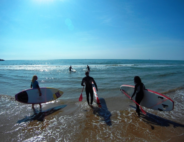 Entrando al mar para hacer paddle surf