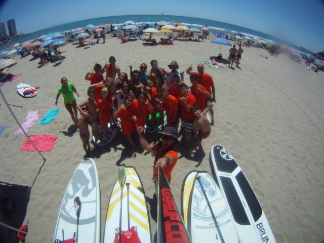 Grupo junto a las tablas de paddle