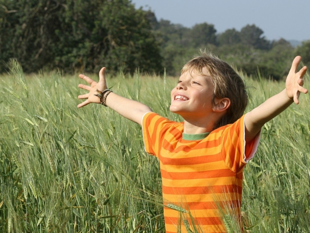 Niño en plena naturaleza