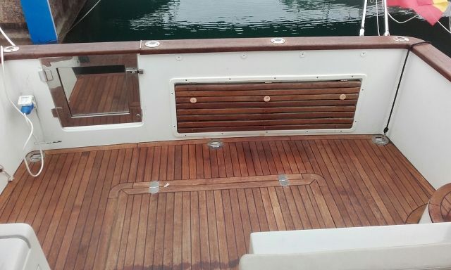  Exterior do barco de madeira 