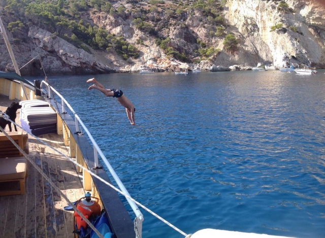Lanzandose al agua desde el barco