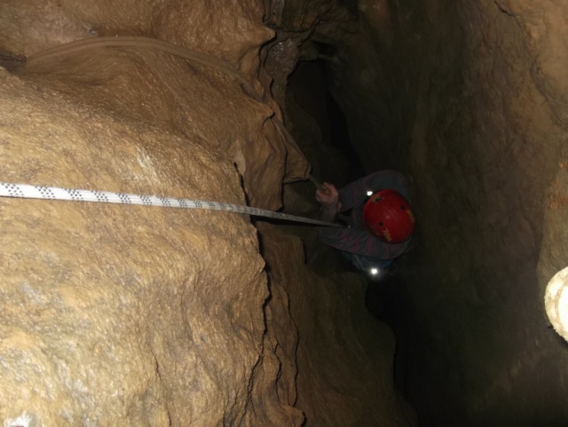 Abstieg mit einem Seil in der Höhle 