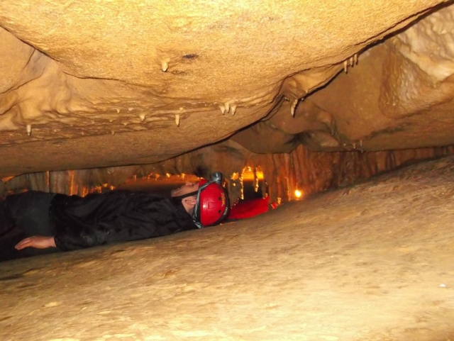  Kriechen in der Höhle 