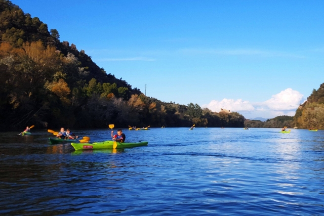  Canoës sur la rivière 
