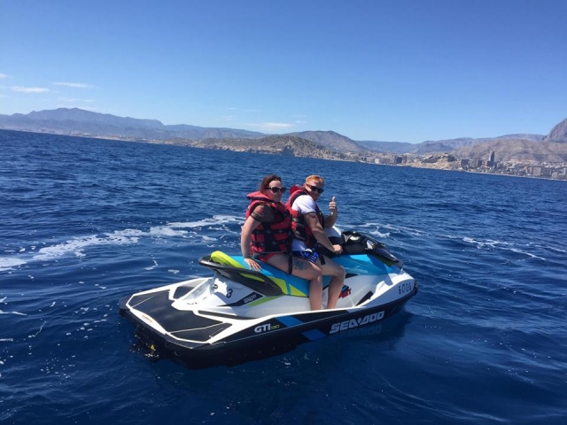  Couple sur la moto Seadoo 